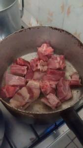 Dando aquela fritadinha na costela com o bacon. ;)